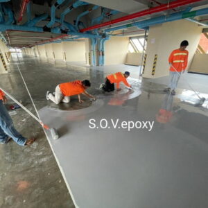 คนงานปาดพื้นepoxy โรงจอดรถคอนโด